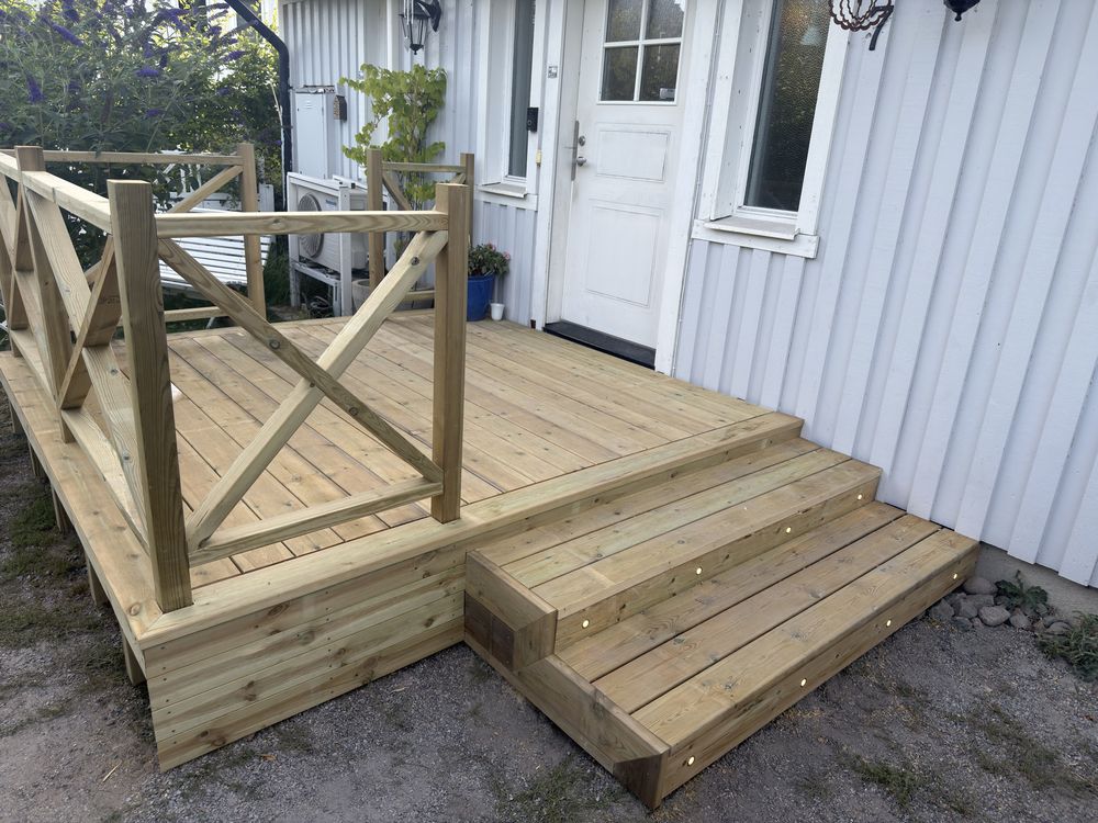 Nybyggd altan i trä