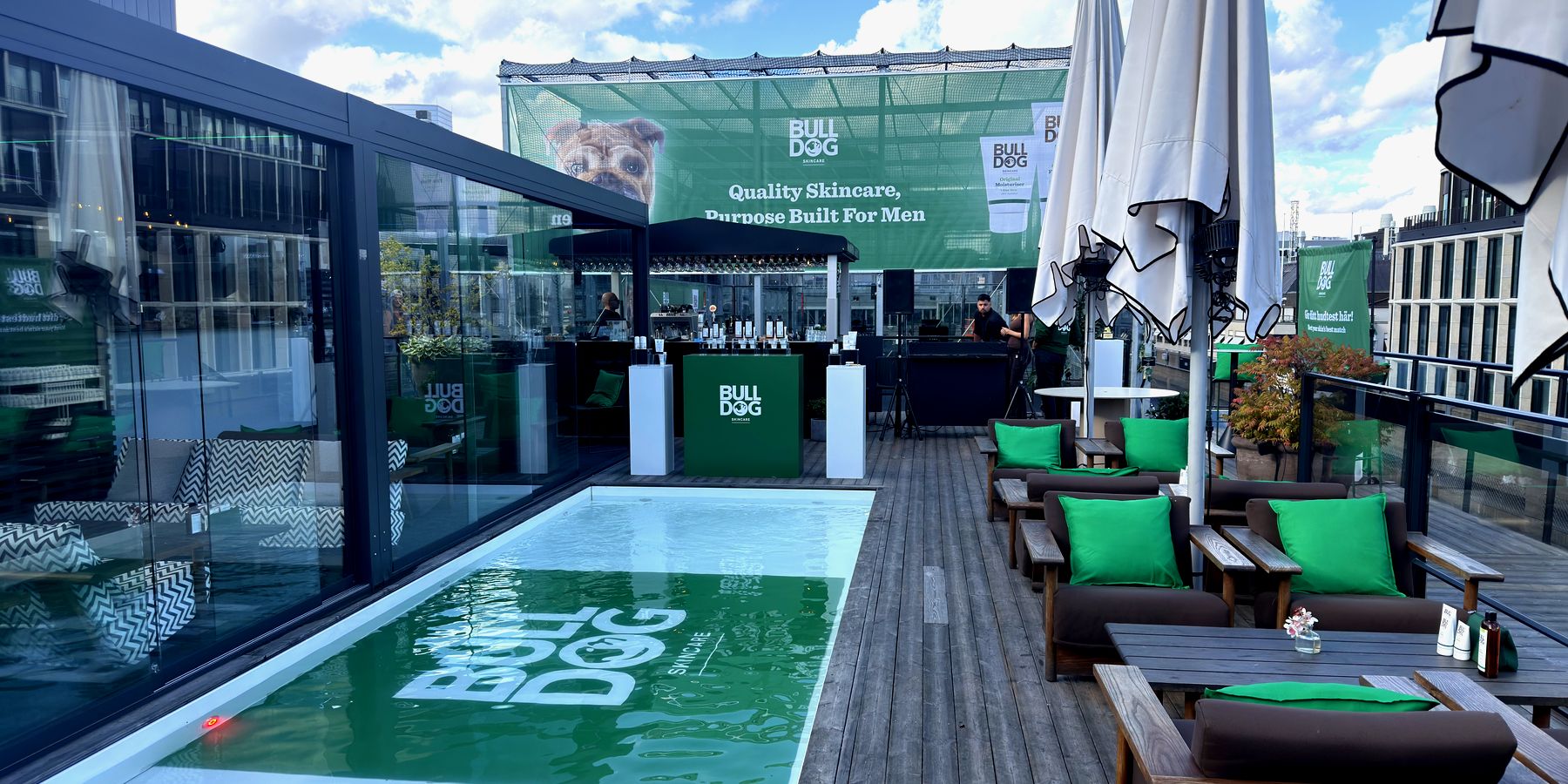 Bulldog-event på takterrass med folierad pool, banderoller och bardisk